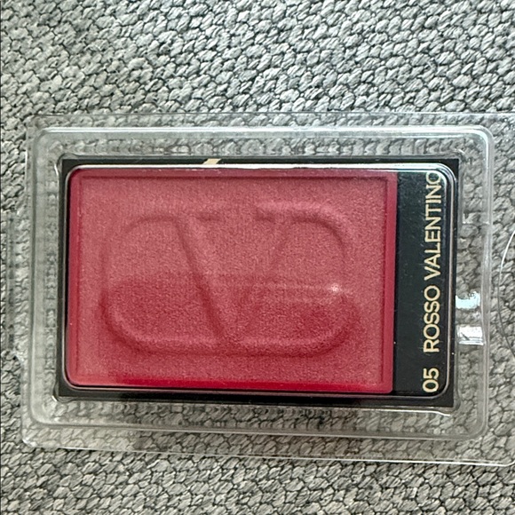Valentino Other - Valentino Rosso Blush 05 Eye2Cheek